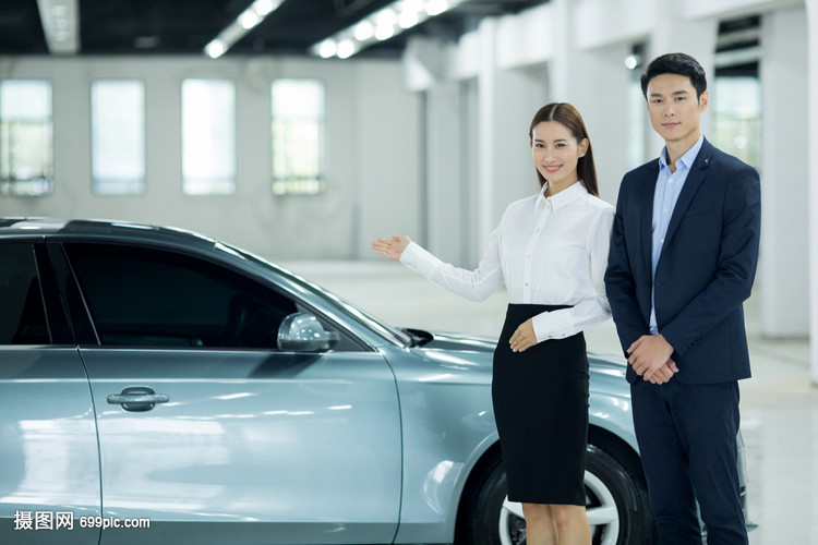 汽车销售服务人员介绍汽车