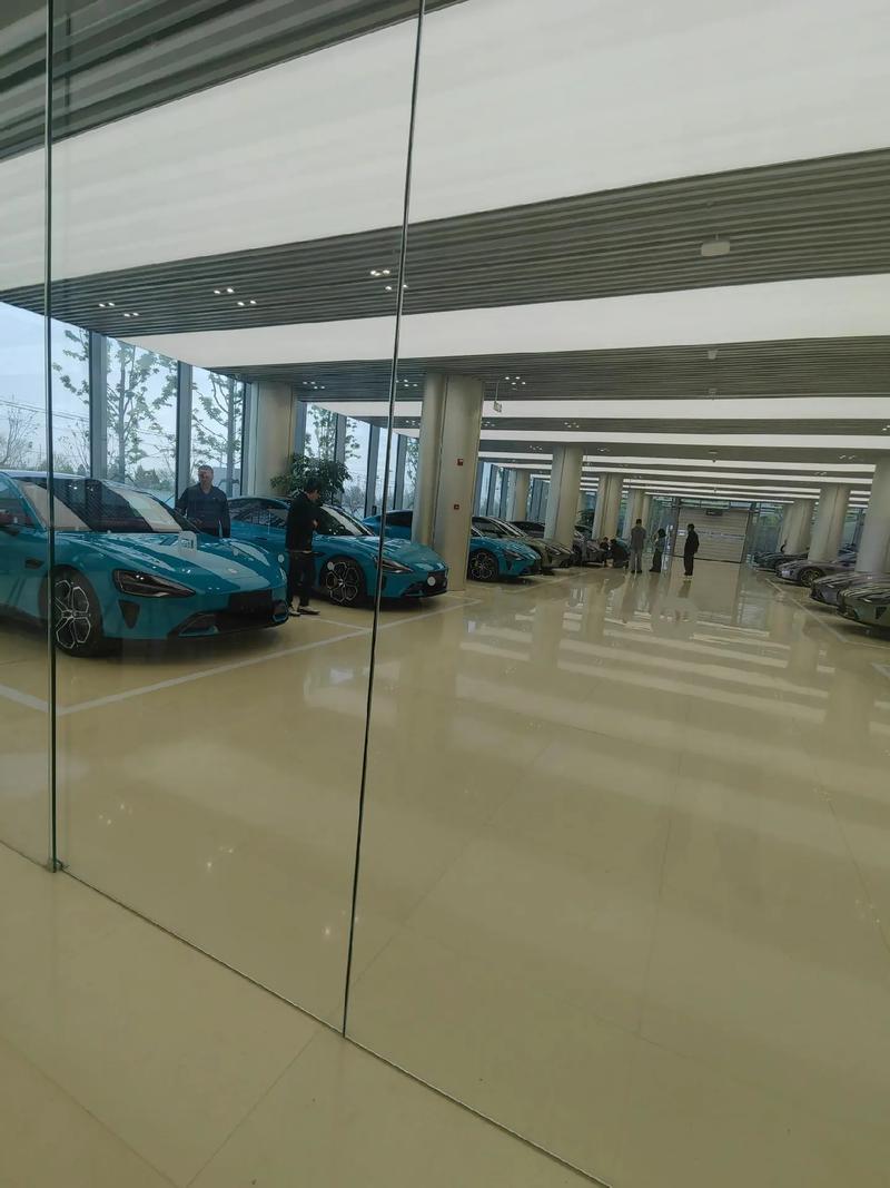 参观小米汽车,超级工厂在销售展厅里